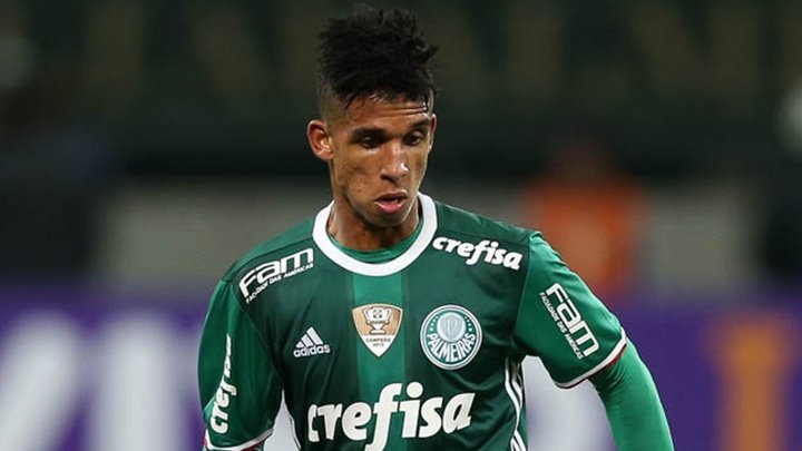 Barcelona acerta empréstimo de jogador do Palmeiras